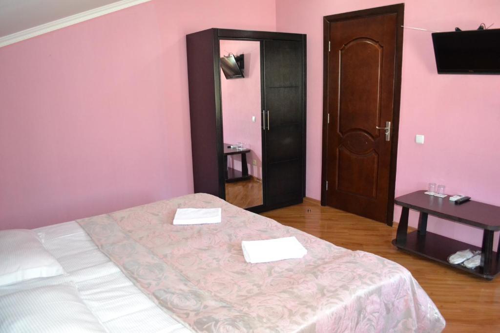 Hotel Isaka Tiflis Oda fotoğraf