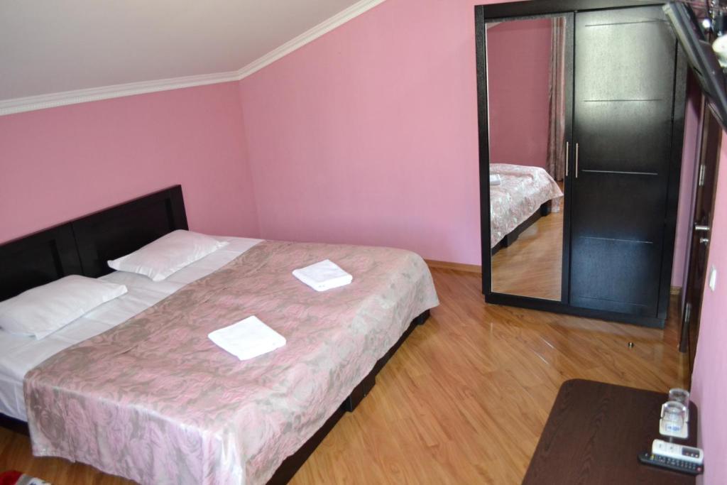 Hotel Isaka Tiflis Oda fotoğraf